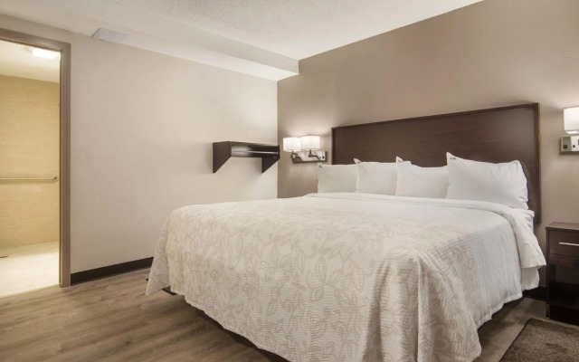 Red Roof Inn PLUS+ & Suites Erie