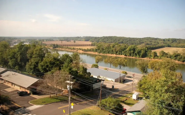 DoubleTree by Hilton Clarksville Riverview