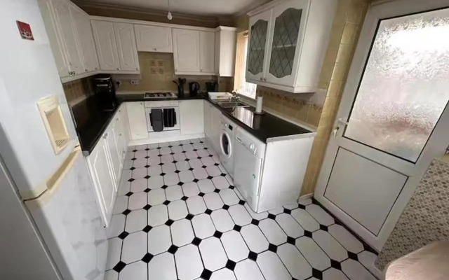 3-bed City Retreat - Sleeps 7, Garden & Parking