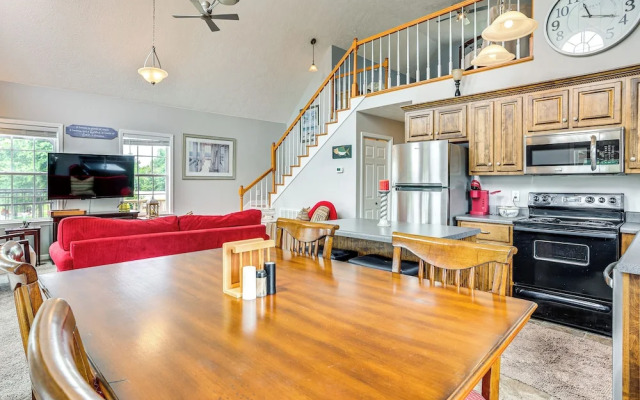 Tennessee River Retreat: Multi-level Deck & Views