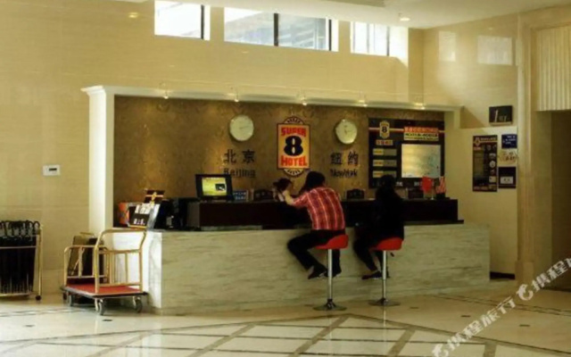 Super 8 Hotel Chengdu West Near Baicaolu Subway Station