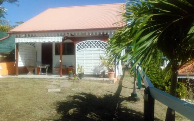 House With one Bedroom in Le Vauclin, With Pool Access, Enclosed Garde