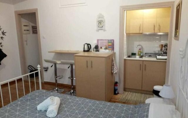 Modern ideally located studio apartment