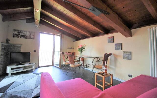 Giglio Flat With Wonderful Lake View and Jacuzzi