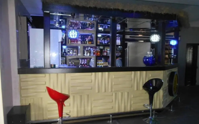 Exquisite Homes2 Hotel & Lounge