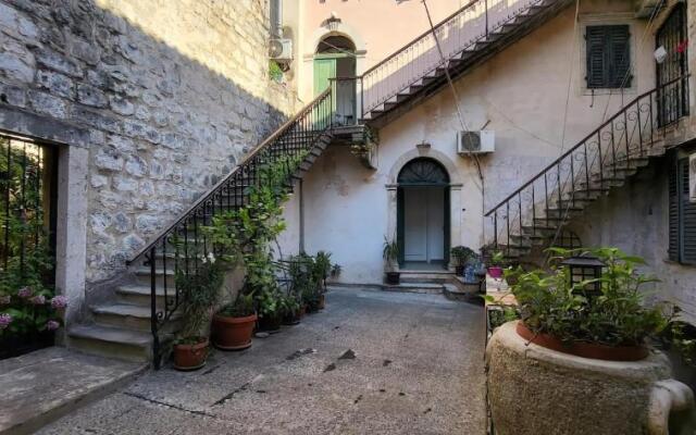 Cozy & Extravagant Suite in Antique Bizanti Palace
