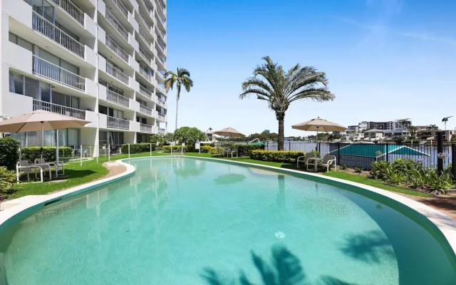 Stylish 2-bed in Surfers Paradise With River Views