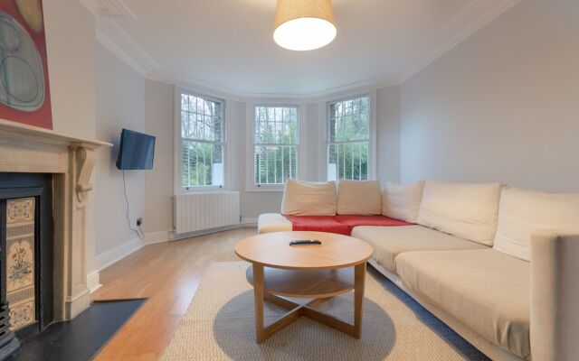 3 Bedroom House With Garden in Brondesbury