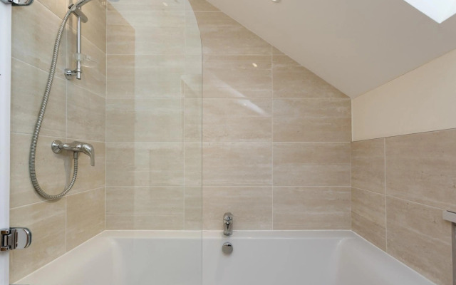 4 bed detached house - Freshwater