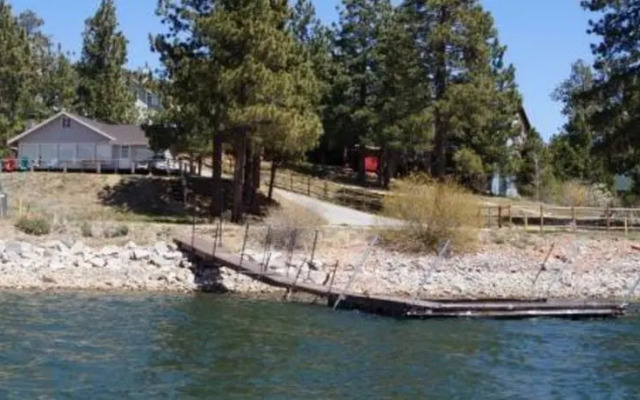 RedAwning Lakefront Retreat