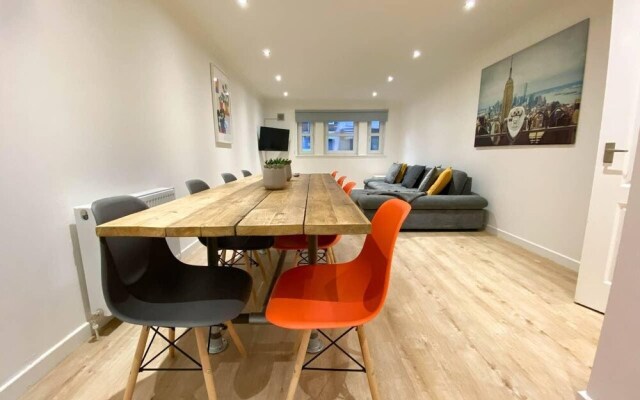 Large Modern 3 Bedroom Apt With Free Parking