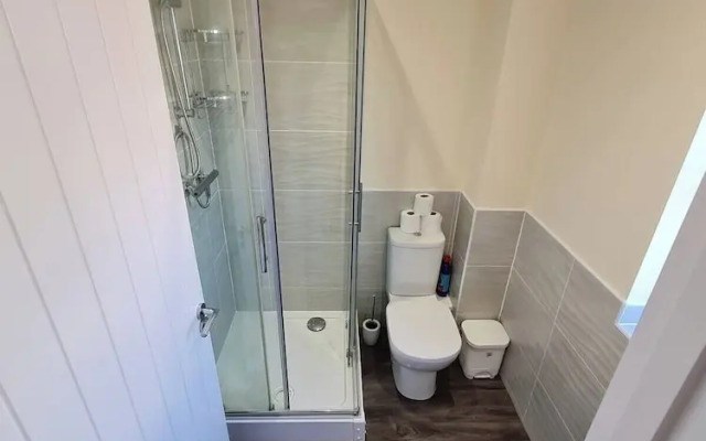 Spacious 3-bed House - Sleeps 8, Garden & Parking