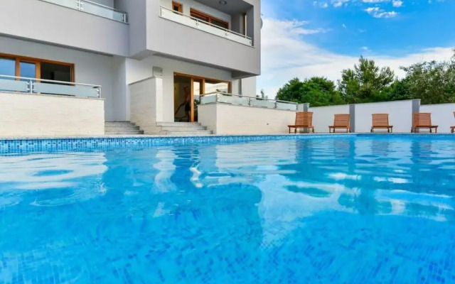 New Villa With Pool and Roof Terrace