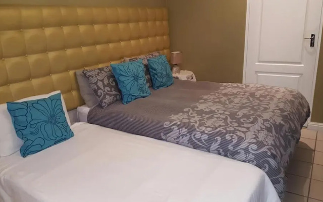 Savoy Lodge - Budget Triple Room