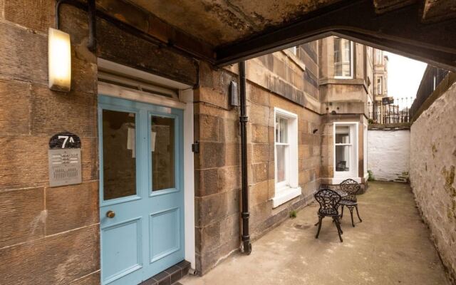 Refined Ground-floor Apt Near Stockbridge Market