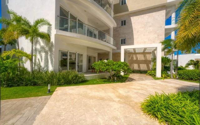 Unique Modern Condo with Beach Access
