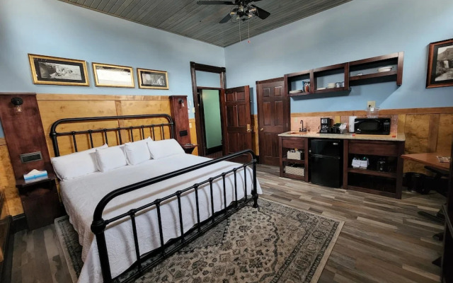 Historic Iron Horse Inn