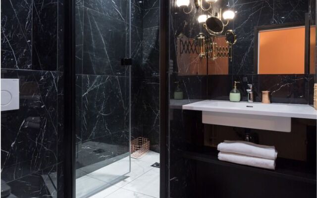 Luxury 3 Bedroom 2 Bathroom Loft - Louvre Museum