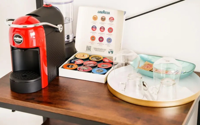 Welcomely - Deluxe Room - Amii Stewart