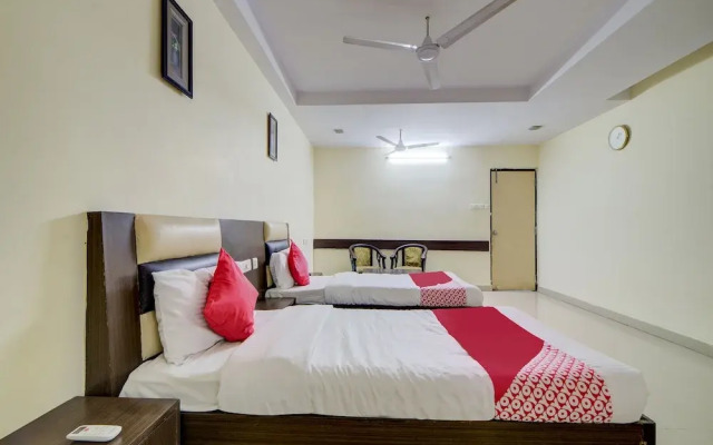 OYO 28033 Pradha Grand