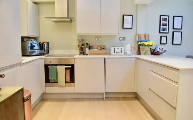 Modern 3 Bedroom Garden Flat in Tooting