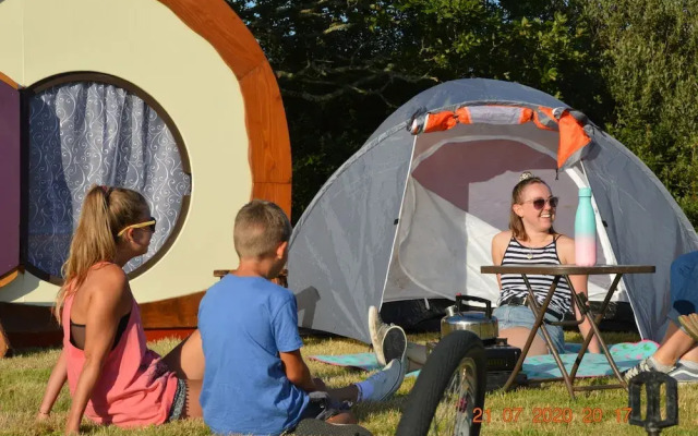 Secluded Meadow, Unique Shire Hut, Perfect Camping