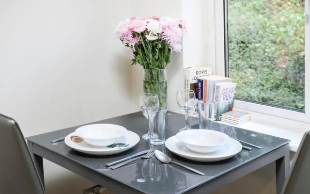 One bedroom central Slough with parking