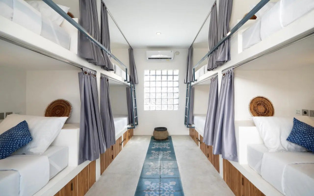 Seaesta Komodo Hotel & Hostel