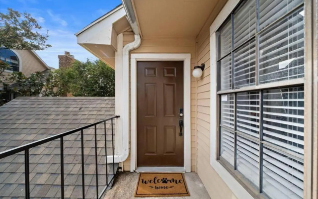Upscale 1br Condo in Med Center
