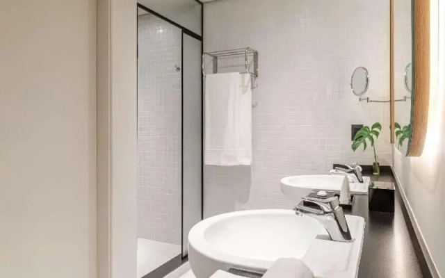 Hilton Almenat Embu das Artes Tapestry Collection