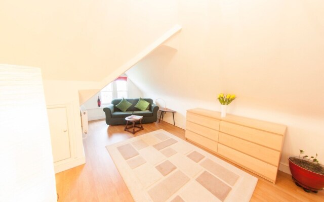 Bright, Airy 2BR Ealing Broadway Flat for 4