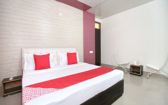 OYO 13368 Hotel Gold Star