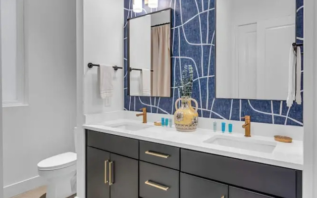 Rooftop Hot Tub City Views Disco Lounge