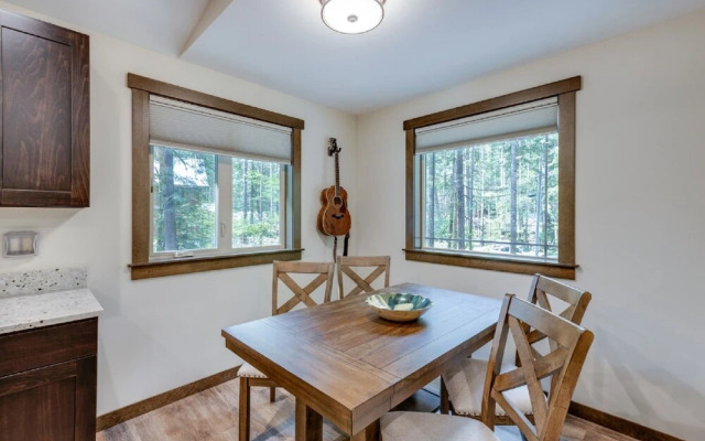 Mt Baker Lodging Cabin 50 - HOT TUB, AC, SLEEPS 4! by MBL