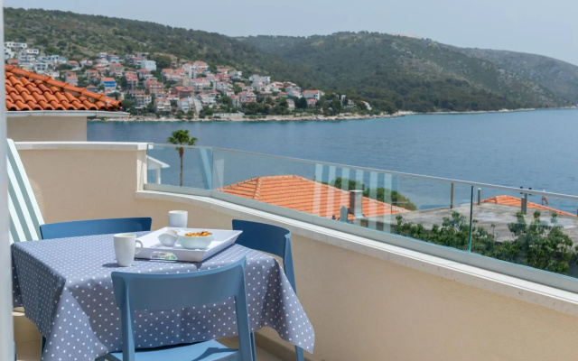 Spacious Modern Apartment Miljak - 1min to the beach