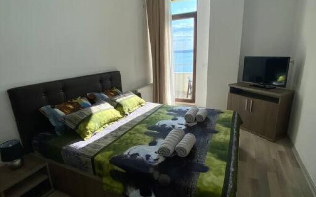 Bizi Apartment Summerland Mamaia Free Sunbeds