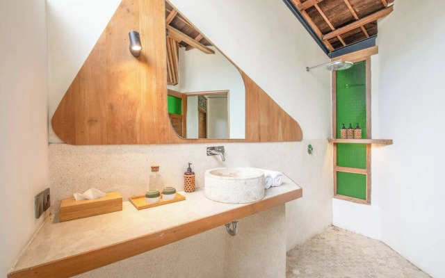 Modern 2-br Art Deco Villa, 800m From the Beach