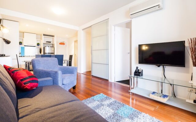 WESLEY, 2BDR Carlton Apartment