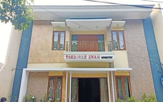 TwoSpaces Living at Toedjoeh Enam Homestay Syariah