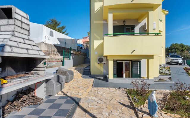 Comfortable Holiday Home in Pirovac With Garden