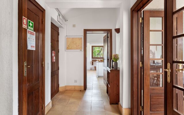 JOIVY 3-BR Cottage w/Terrace & Garden in Colares
