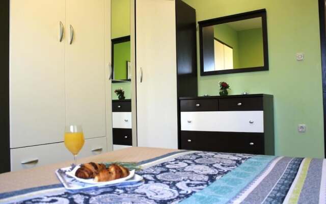 Schöne Ferienwohnung mit Terrasse, Roses