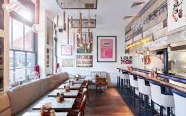 Stylish Central London Balcony Apartment