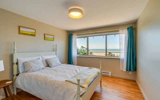 Moclips Home w/ Hot Tub & Stunning Beach Views!