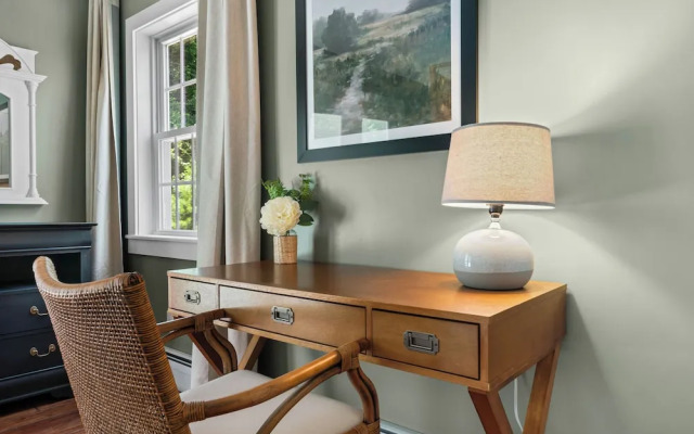 The Aurora Inn & Cottages