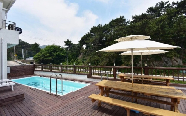 Pohang Damodi Pool Villas Pension