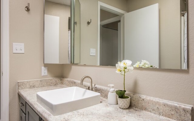 2 Bedroom Apartment w/ Pool, Balcony & WiFi by Frontdesk