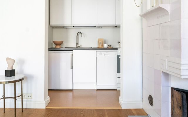 1br apartment with balcony and sea view