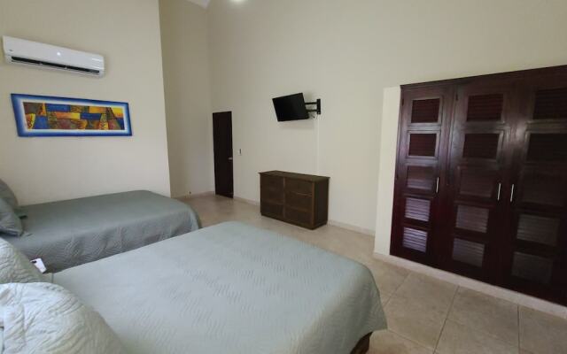 Villa Hermosa a Spacious Villa Close to Downtown