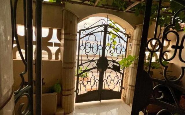 Seaside View: Enjoy Sunsets at fully equipped Apt.